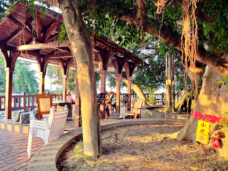 大榕樹下有涼亭提供休息（圖片截圖於網路）