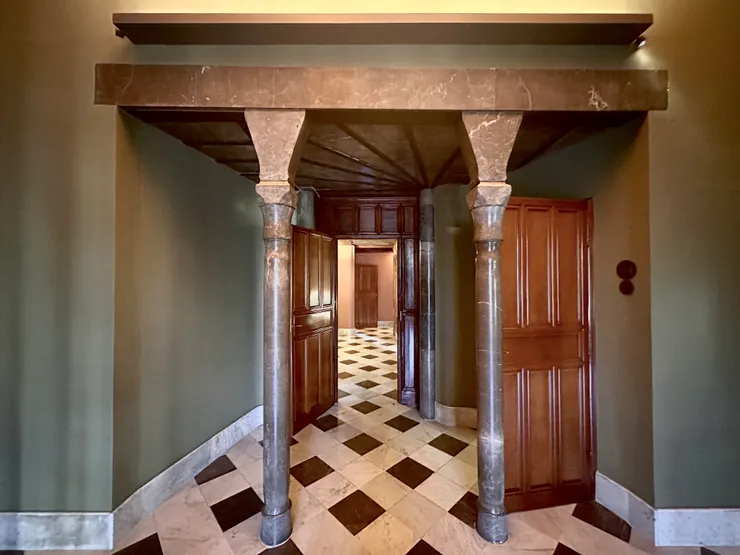 三樓是臥房。我真的對「在室內空間使用石柱」的設計感到無法自拔！