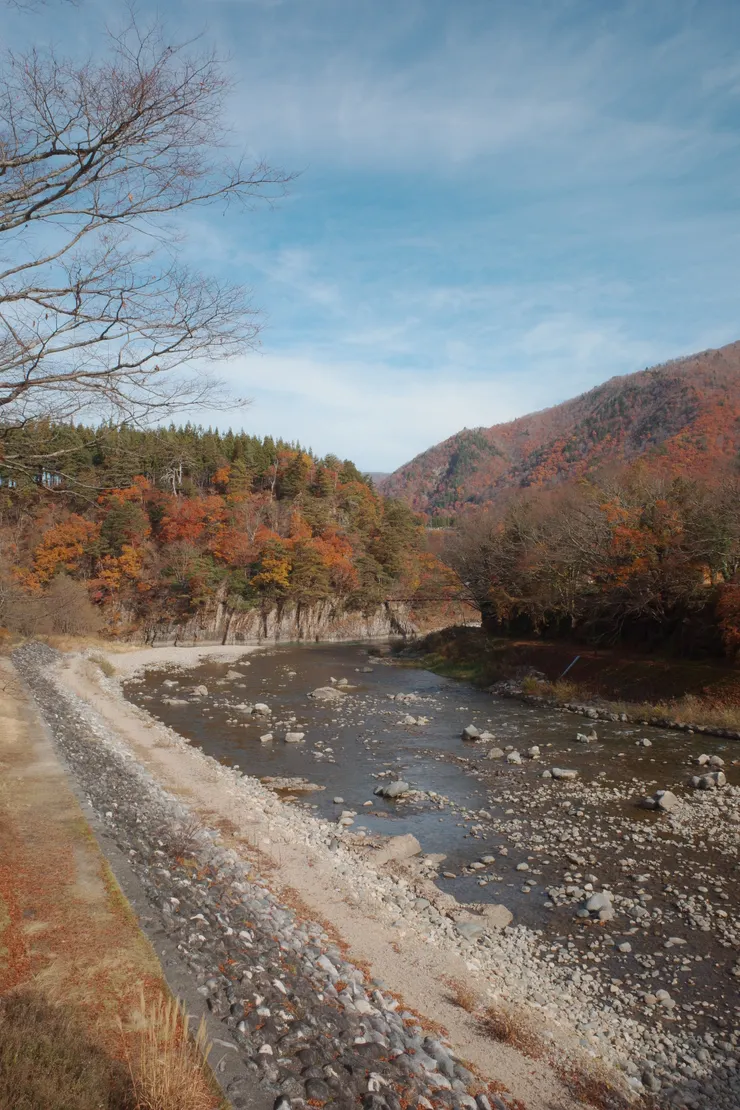 走進合掌村前會經過一座吊橋，橋下的河流就像是現實與秘境的分隔線