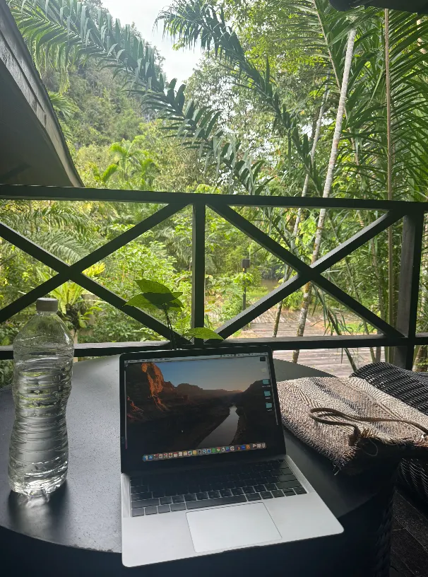 沙巴 Mulu 溫度滿高的室外大廳辦公