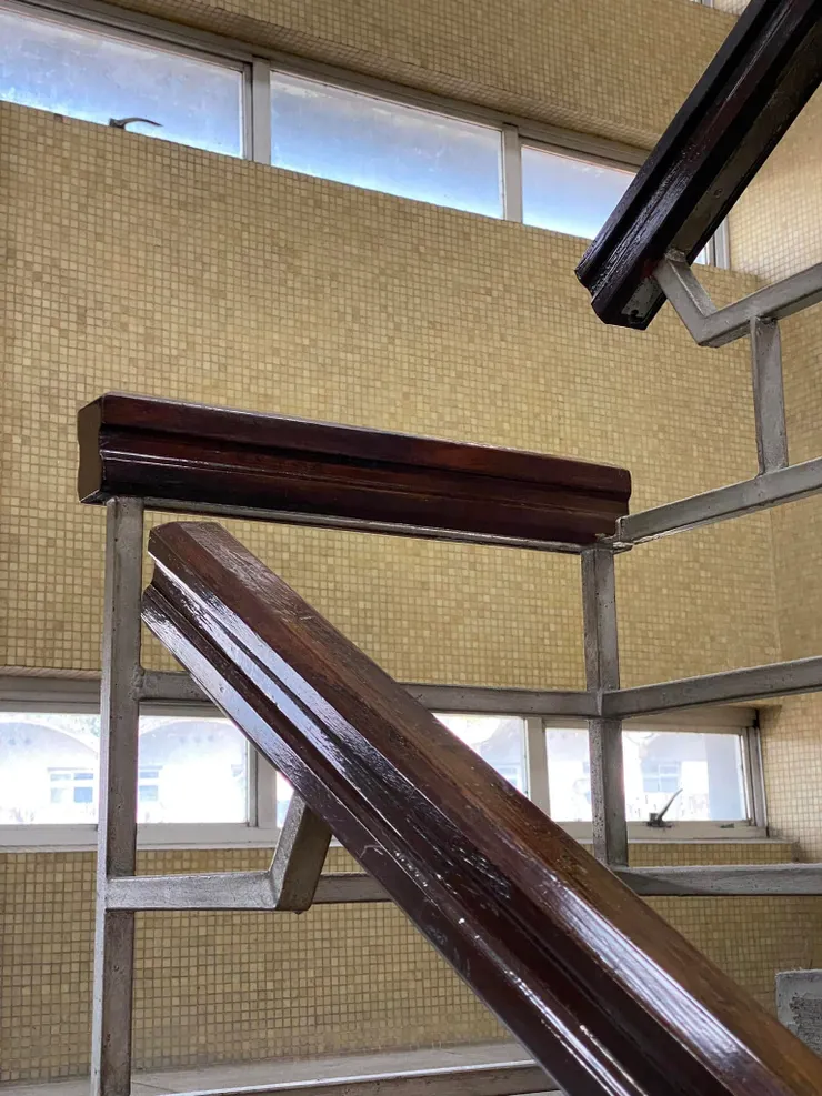 扶手銜接處的刻意分斷設計也相當精采,底下支撐桿除使用水平線條,還搭配45度轉角設計