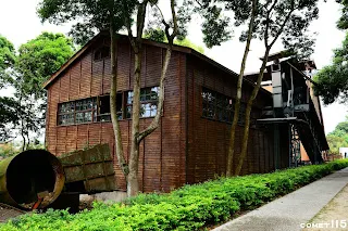 鍋爐間藉由燃燒製材剩餘木屑產生廠區所需能源