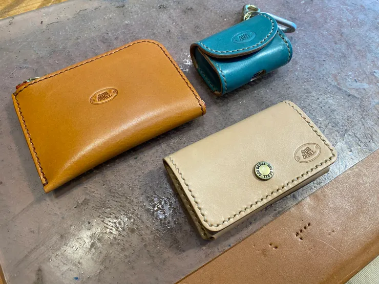圖10：左上為L型零錢包、右上為airpods pro皮套，右下為名片零錢兩用夾。