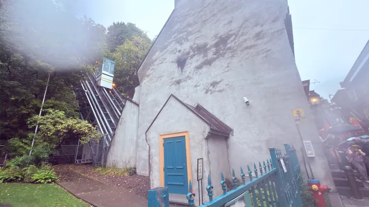 連接上下城區的纜車和斷頸階梯