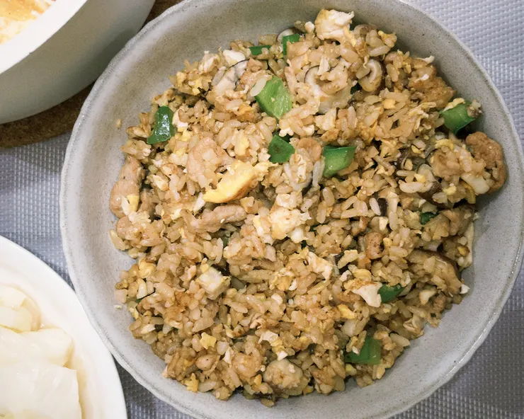 青椒肉絲炒飯：把剩菜切成丁，加點醬油炒一炒就很好吃。