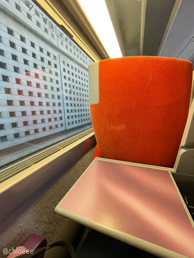 桌板蠻大的放電腦還有空間