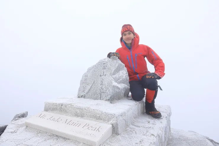 2017年底在玉山主峰穿著嶄新的老人頭風雨衣留下紀念