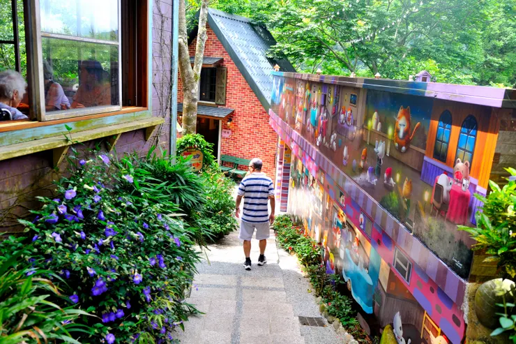 【避開尖峰獨享色彩斑斕的寧靜！我們準備離去，才來了另一組客人，坐在室內的即是。】