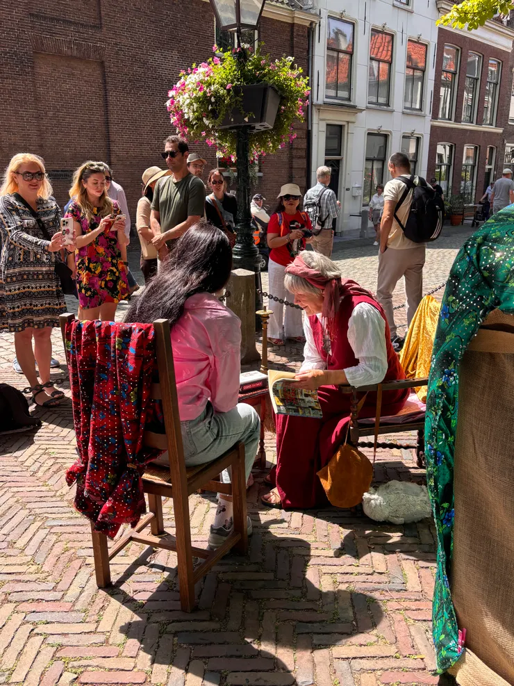 塔羅牌攤位主是真的會讀塔羅牌哦!很多民眾排隊等著算塔羅