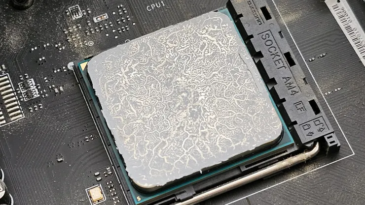 用了五年後原廠散熱膏的樣子