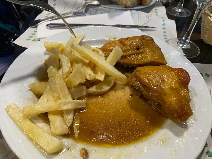 （已分一半給鄰桌）朋友的超大份主餐二烤雞，居然也有薯條