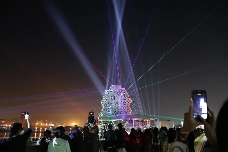 從建築輪廓散發彩虹色光芒