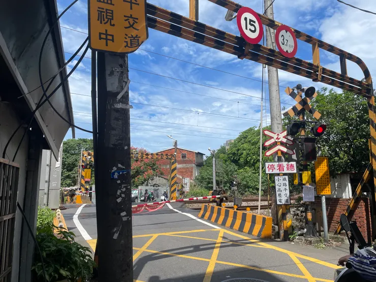 好多年以後再次看見平交道