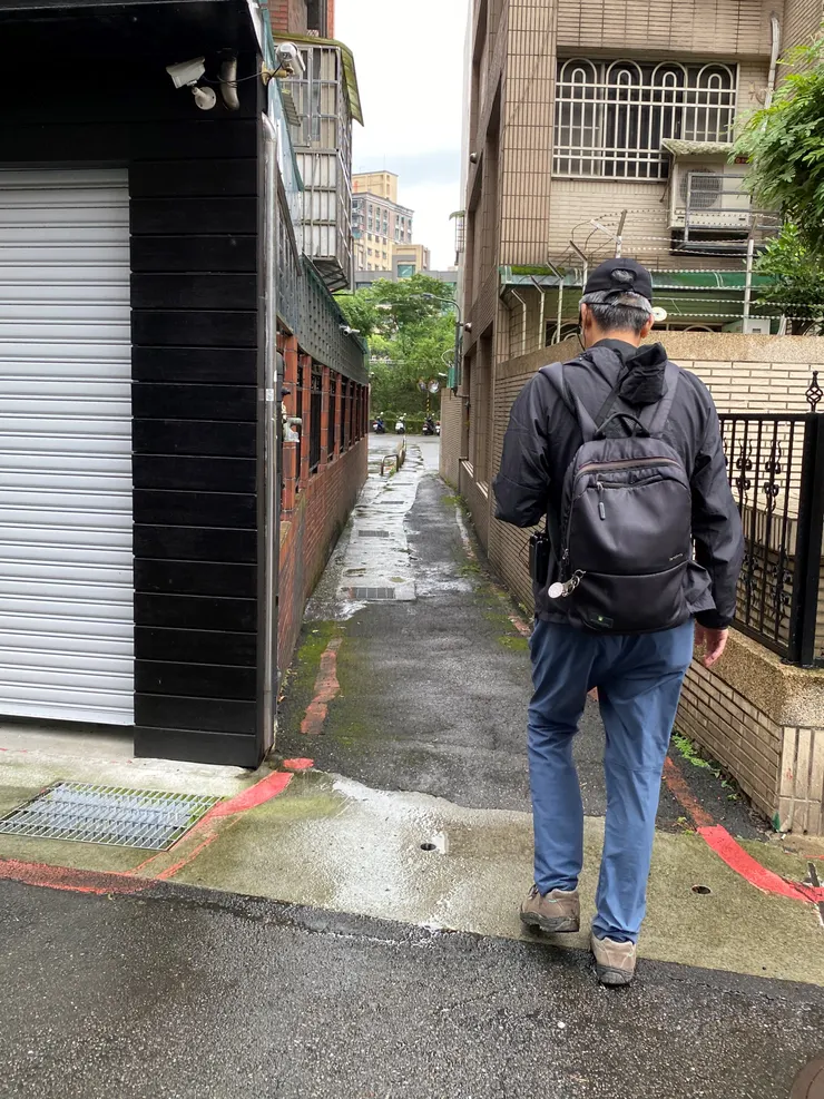 和興街26巷11弄的出口突然變窄，接著又變寬。寬寬窄窄也是河道的密碼喔！