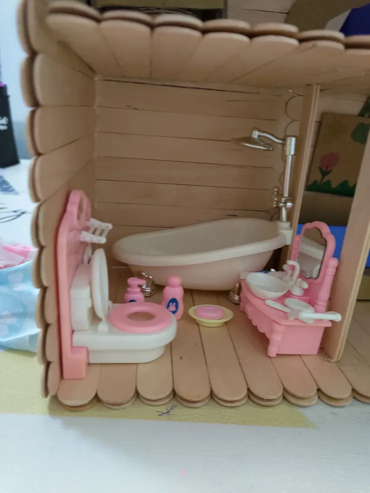 浴室實在太難做了！只好留出塑膠傢俱來湊數！其實本來是要做成更衣間！