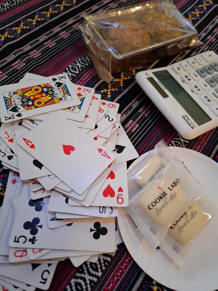 邊吃餅乾邊玩撿紅點。北海道戀人餅乾入口即化，香香甜甜的，之前去過日本這些次，都還沒吃過呢。就說了，我的進步空間很大。妹妹今天有主場優勢，拿出酥酥餅。