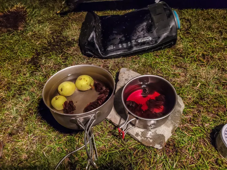 飯後喝點洛神花除油解膩兼消除疲勞。還有隊友撿的野生蘋果和洛神一起煮，結果是沒有蘋果味的洛神花茶。😆