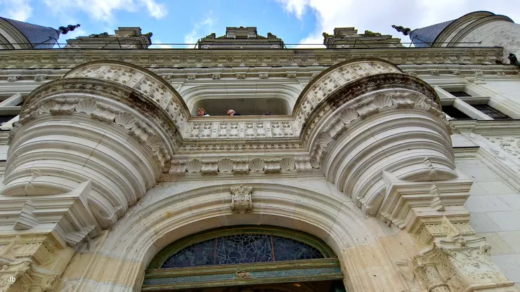 【在正門下仰望】