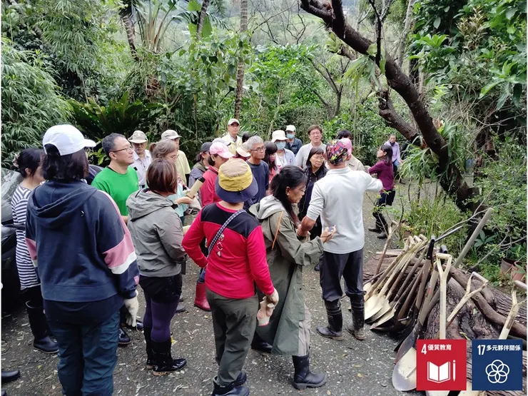 結束午餐,到戶外發配工具與工項說明,接下的幾個小時裡又是另個不同於上午的費力....活