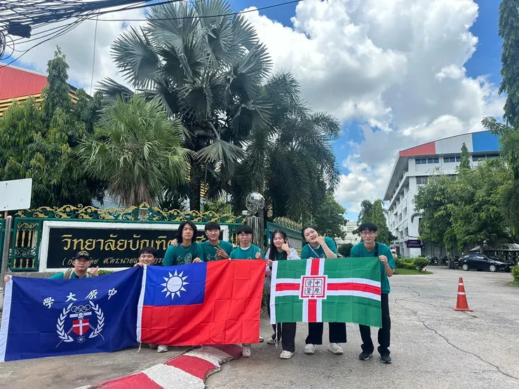 團員於泰國服務學校前合影 圖/廖秀莉老師 提供