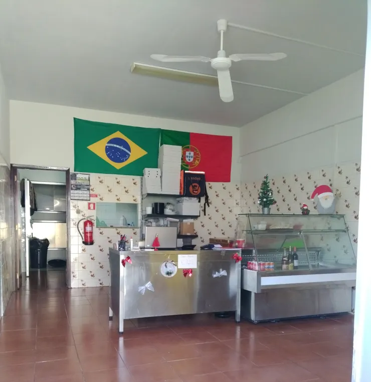 店鋪牆上還掛著巴西國旗