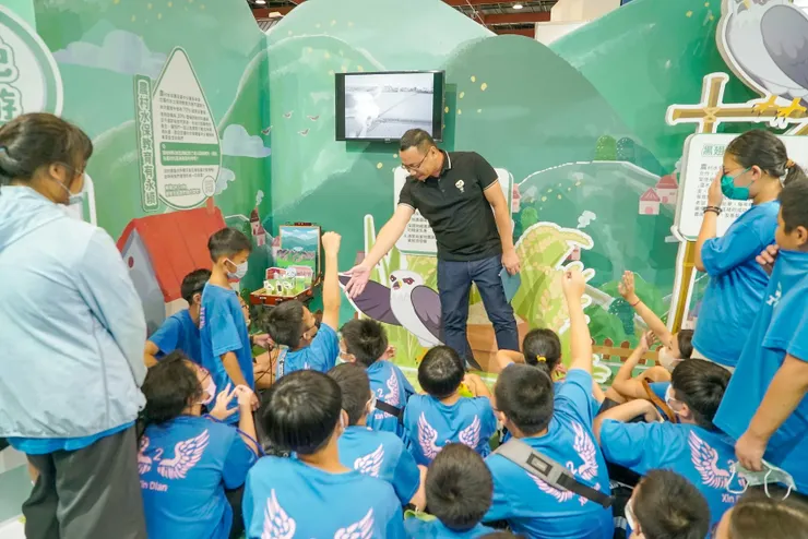 小朋友現場聽老師說故事