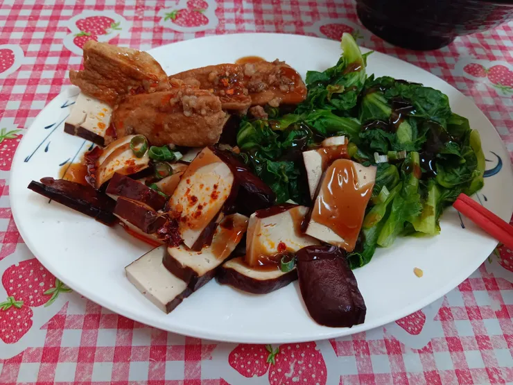 油豆腐、黑豆干、大陸妹