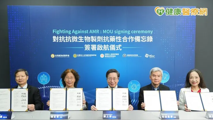 左起:社團法人台灣感染症醫學會張峰義理事長、社團法人台灣感染管制學會~簽署,展現產官與醫學、研究、醫療品質體系串聯成形,攜手建構更完善的抗藥性防治體系。