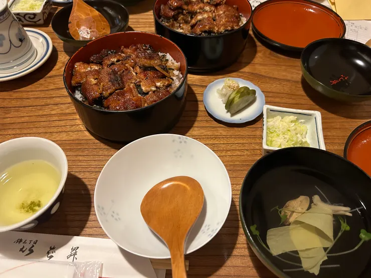 鰻魚飯合盛三吃，右下角是魚肝湯