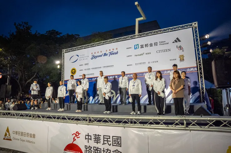 比賽開始前，台上來賓與現場跑者默哀一分鐘，為1219維安事件罹難者表達深切的哀悼。