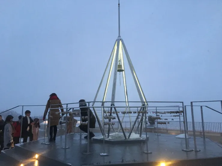 藻岩山。如圖，也是甚麼景都看不到。