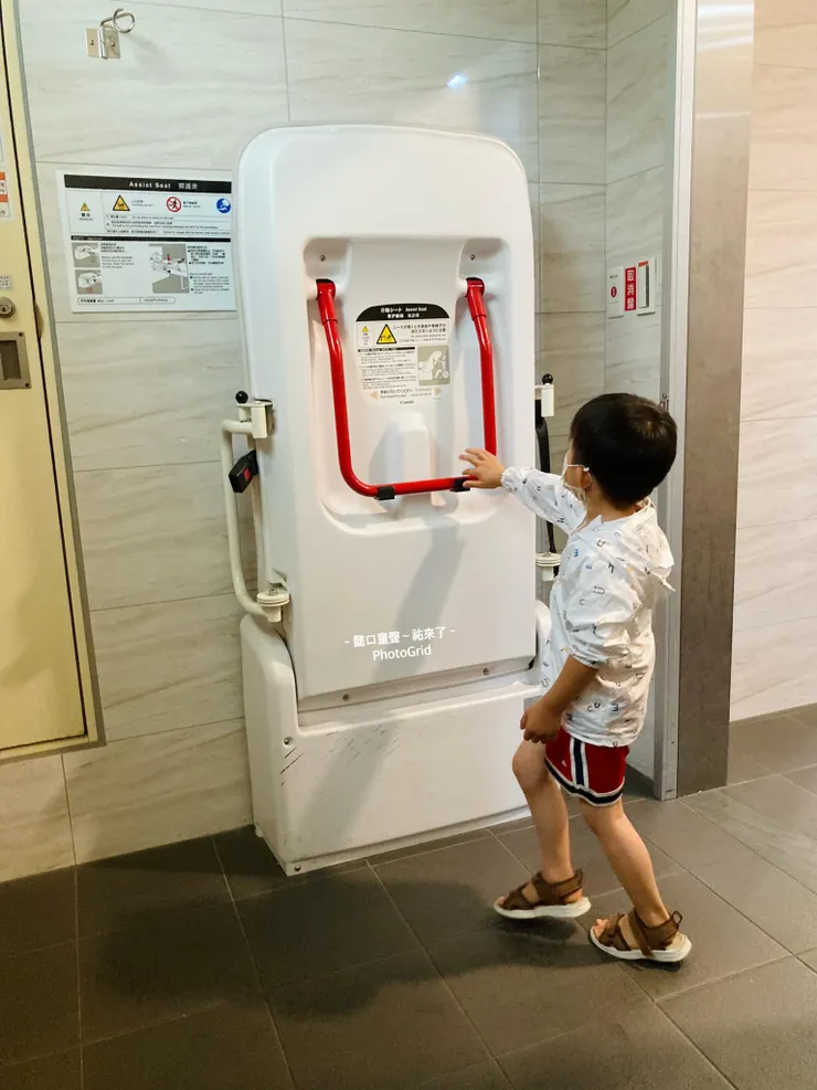 即將邁入高齡化社會的台灣也必須做準備。難得在中部醫院看到照護床。