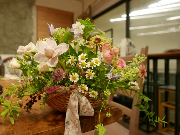 這次的提籃花其實技巧感覺就是結合了前幾次上課，只是插花的時候可以用一個生長點或多個生長點的方式，另外我發現我比較習慣也是分成四等份，分別放上主花後分區完成