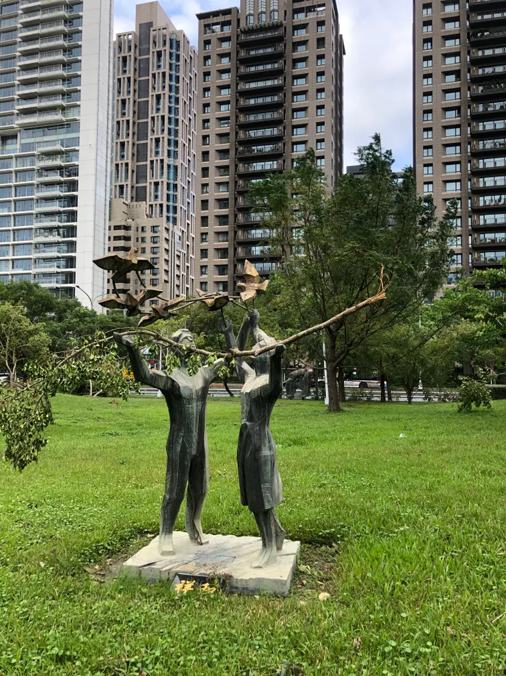 不知道是巧合，還是惡趣味，總之，有個斷掉的殘枝剛好卡在這裡。