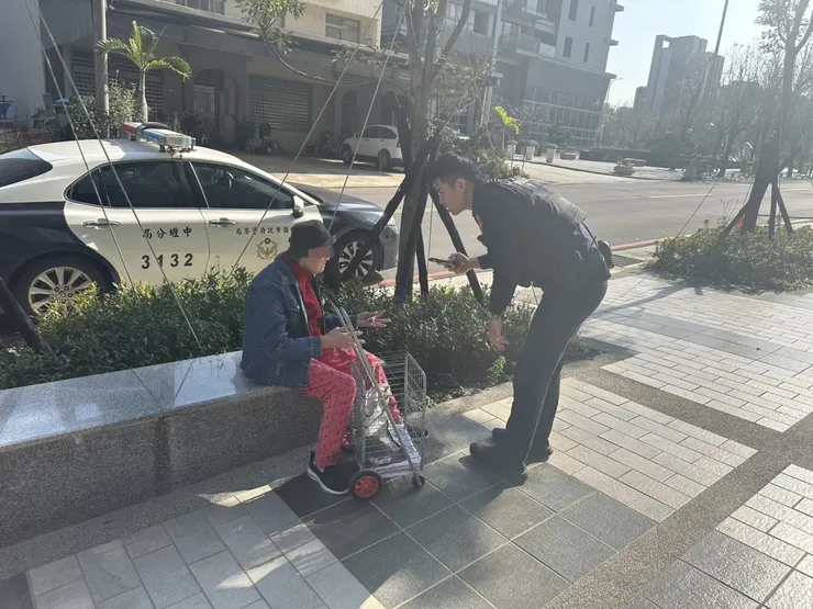經員警協助，平安將婦人護送返家。圖：警方提供