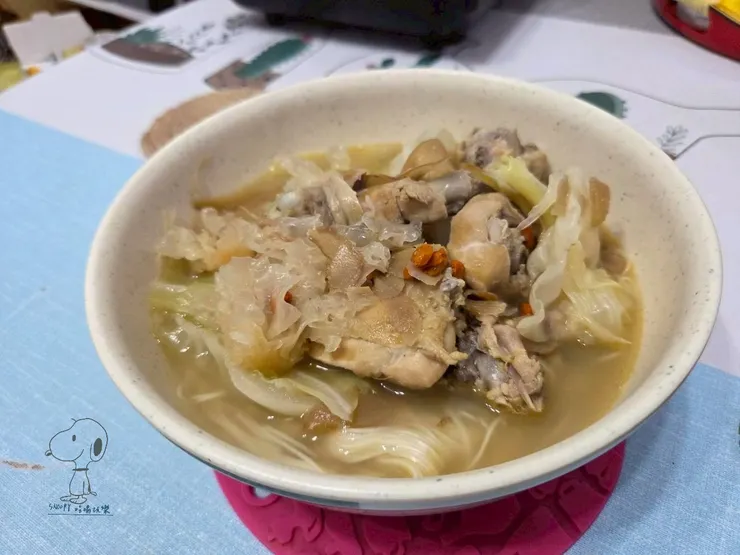 麻油銀耳雞湯麵線上桌