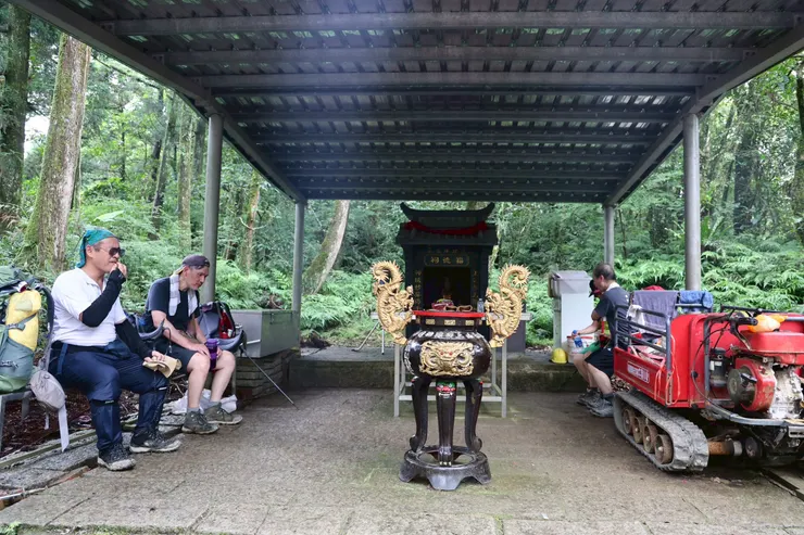 13:00抵達鞍部頂坪溪土地公，在此大休息換上溯溪鞋，準備開始重裝溯溪。