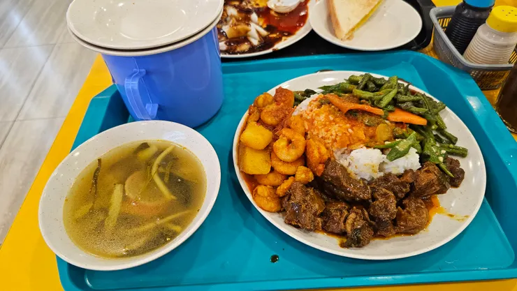 我終於吃到新加坡雜菜飯了!牛肉和蝦仁都給超多!這是比較緬甸風味的雜菜飯!雜菜飯類似台灣的自助餐!