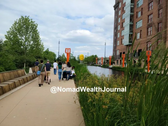 位於奧馬哈市鬧區的The RiverFront河濱公園。它完全沒有美國東西兩岸大都市裡，那種繁忙嘈雜的感覺。— 紀程 (J. Journey)