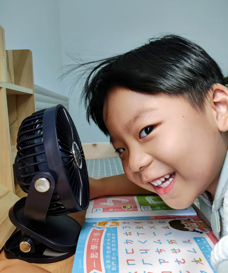 E-books K44 五段風速360度旋轉LED充電夾式風扇