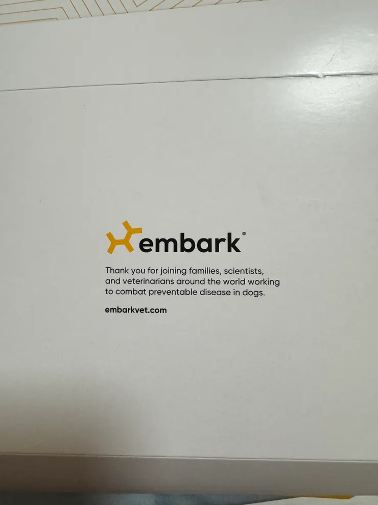 外盒(📸 我們家這次是選用 Embark 的狗狗基因檢測組，外盒長這樣)