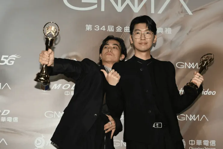 右為周已敦，以JADE〈Telephone〉和嘟嘟獲第34屆金曲獎「最佳單曲製作人」