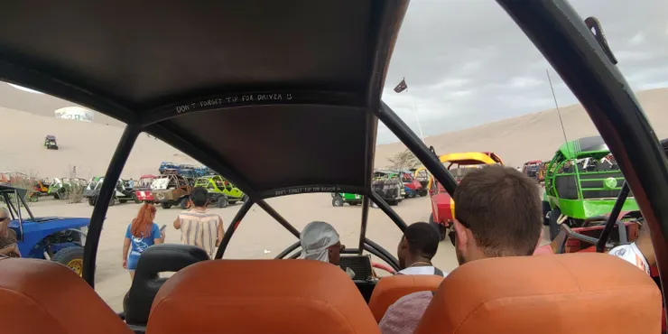 搭車摟！在等一個遲到的團員，的確在沙丘中移動，對行動不便的朋友相當困難