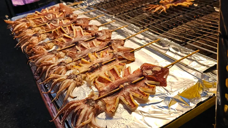 這是中壢觀光夜市賣的旗津烤小卷!一隻80元兩隻150元!所以買兩隻比較划算!