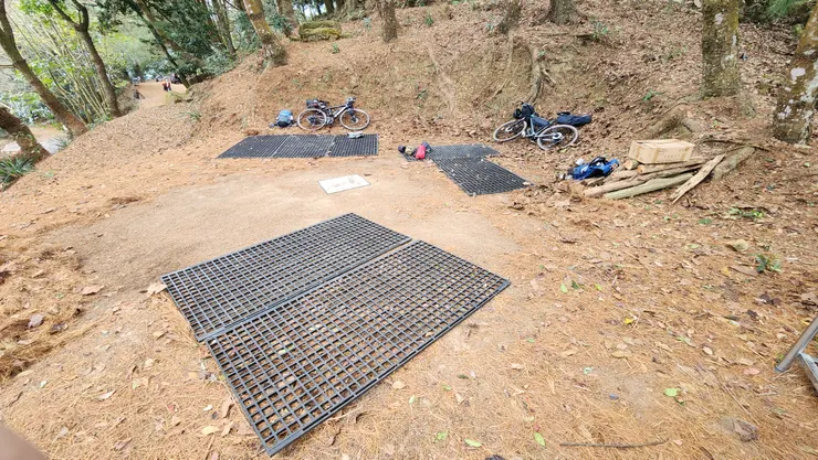 從東勢到位於白毛台的露營區全程可騎，但是部份路段較陡、是真的陡；該牽就牽吧。