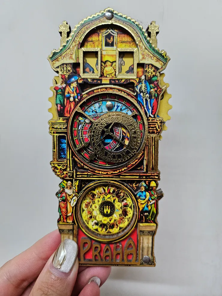 天文鐘造型的磁鐵紀念品。