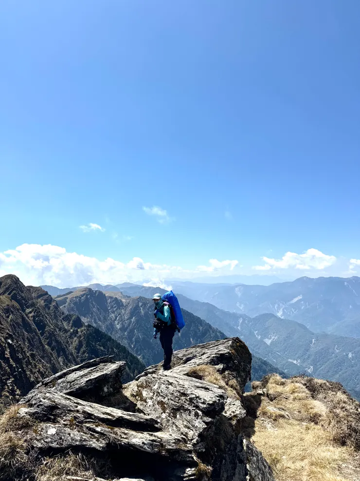 領隊在前面等待氣喘吁吁的我。