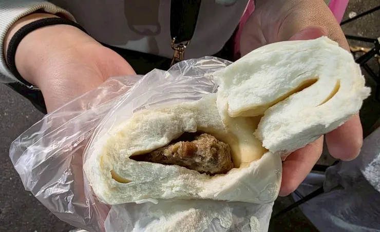 老實說，店名和實際內容物有點落差🫠。 約七成是包子皮，內餡比例偏少，吃沒幾口肉就見底了。 不過調味還不錯，味道有到位。 最大亮點反而是老闆的熱情招呼，氣氛加分。