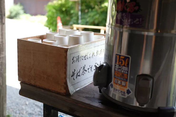 雖位於偏山林間，小店人氣仍非常旺。在店外候位時可以來杯冰涼的蕎麥茶。