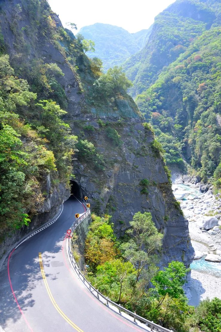 【穿過闃黑小洞視界豁然開朗...山雄谷壯激流漱玉怪石嶙峋...立霧溪Ｕ形轉中橫平行相仿】